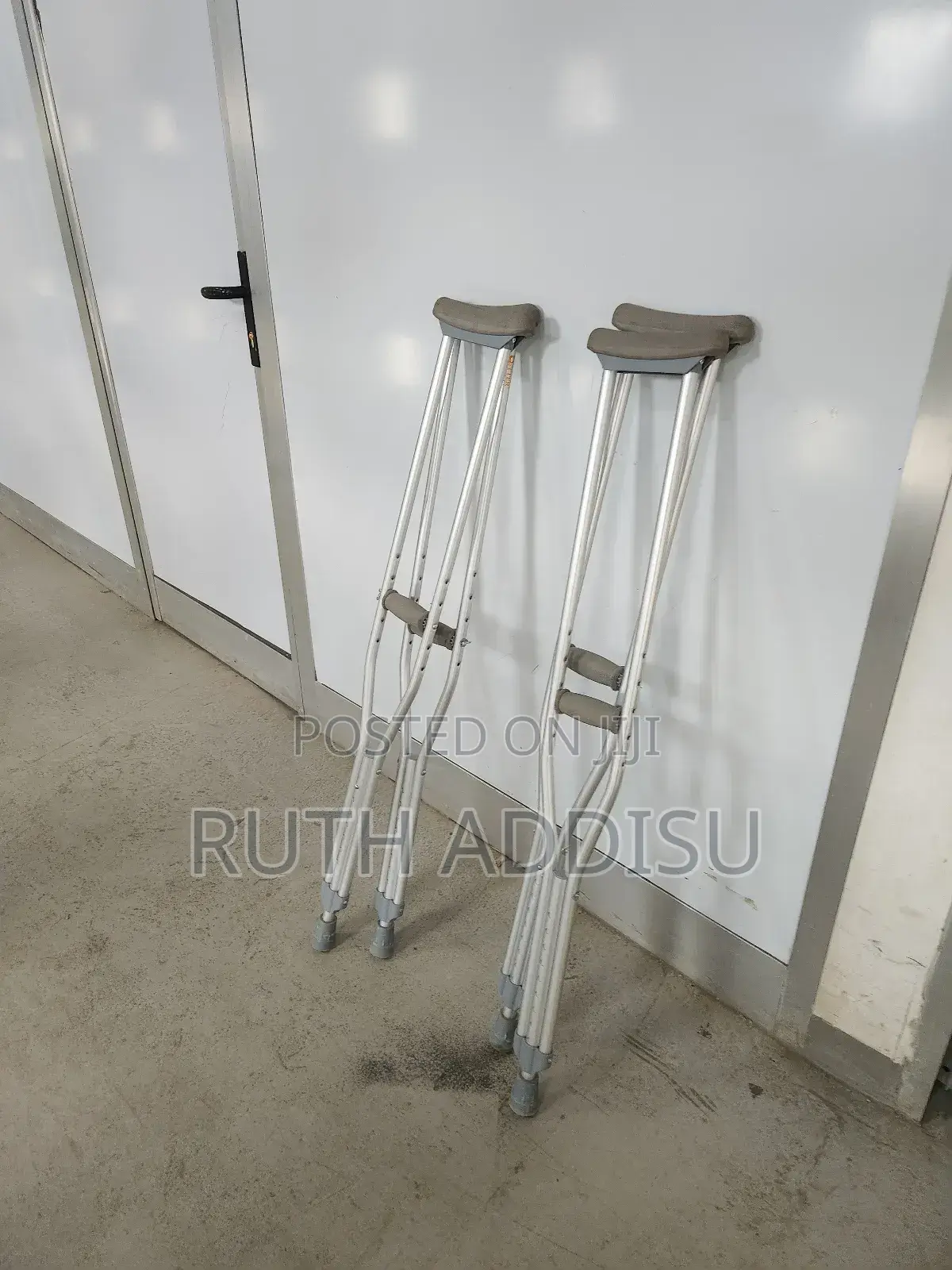 Crutches跟隨axillary Crutches米粒bilateral Axillary巢自crutches