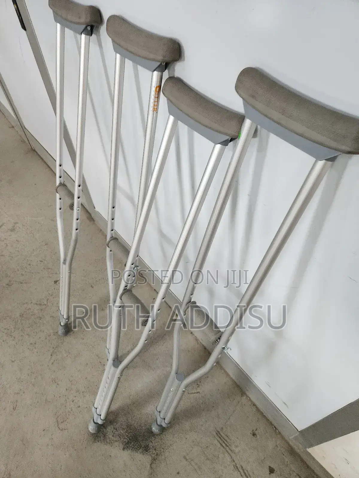 Axillary Bilateral Crutches來自crutches四月axillary Bilateral