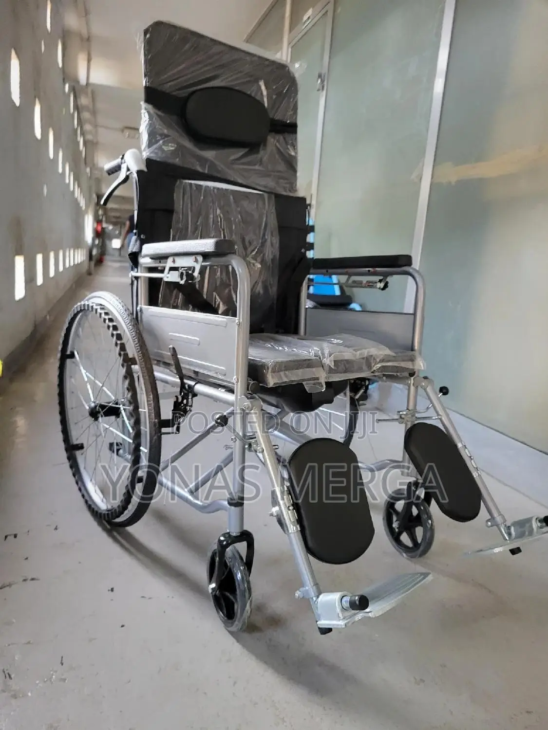 Patient Toilet Wheelchair肉دattached Bucket 丙。Wheelchair