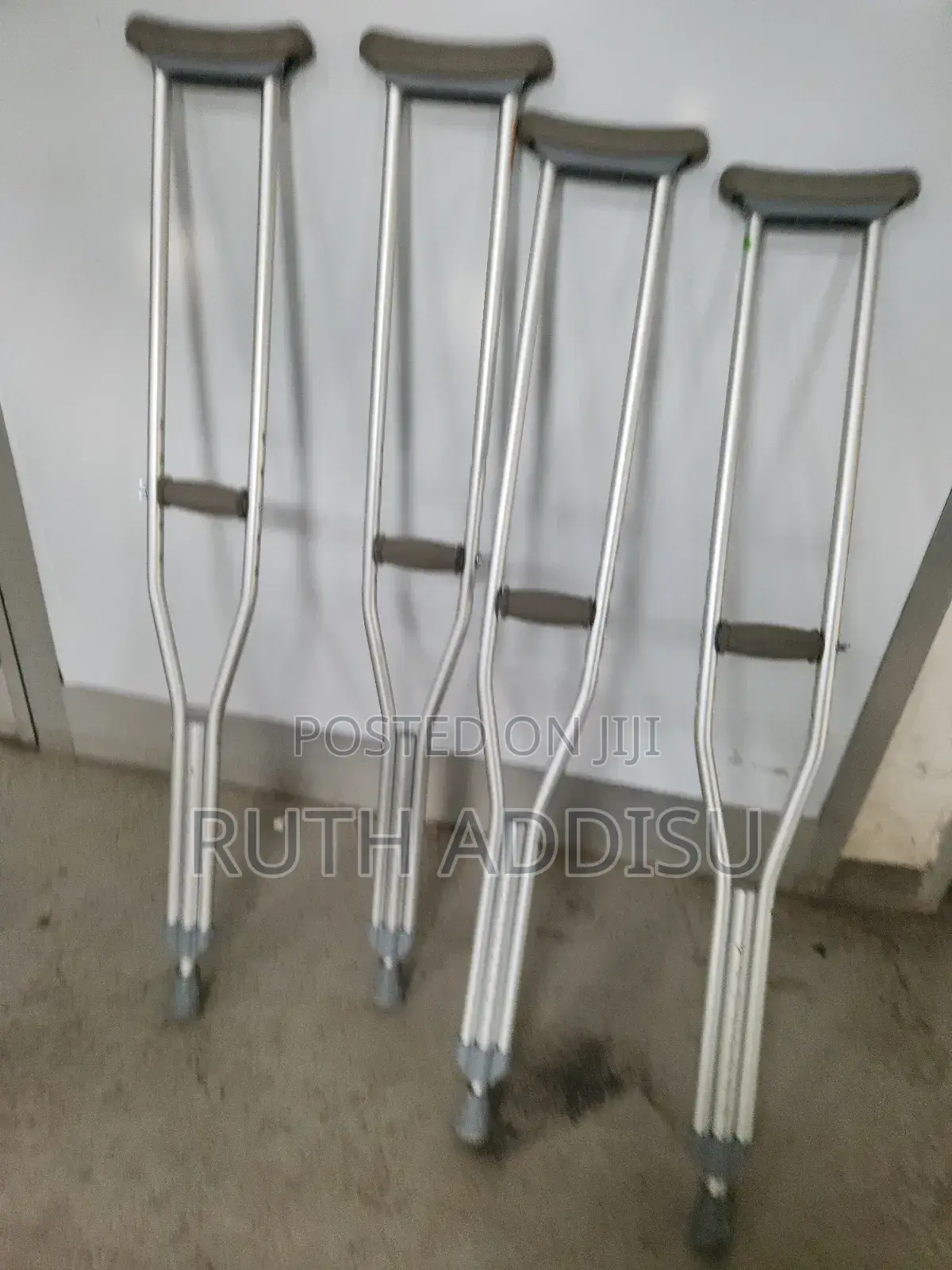 Crutches想像axillary Crutches巢的bilateral Crutches只要crutches