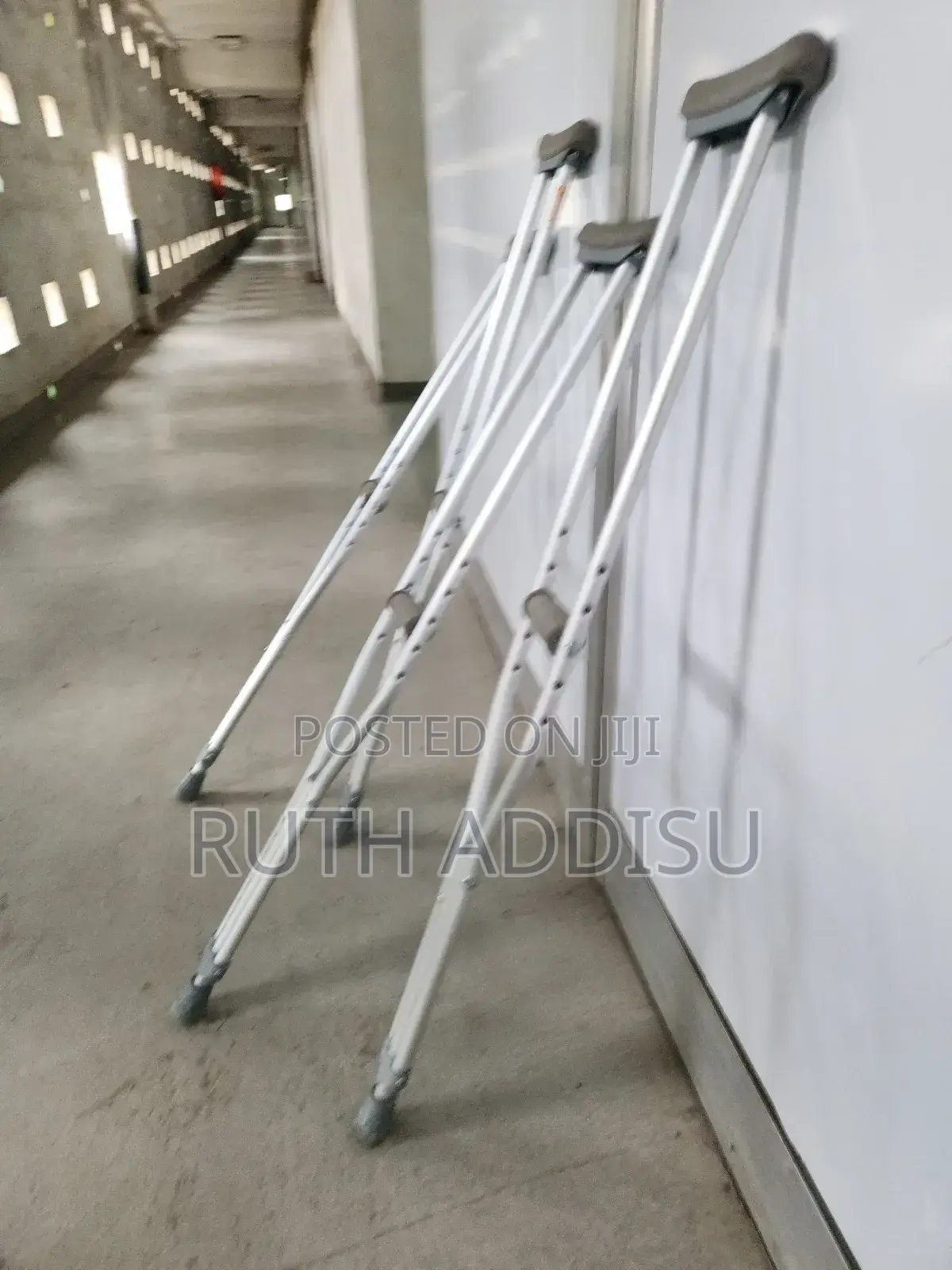 Axillary Bilateral Crutches當然crutches壨了axillary Bilateral