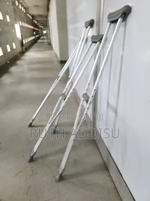 Photo - Axillary Bilateral Crutches當然crutches壨了axillary Bilateral