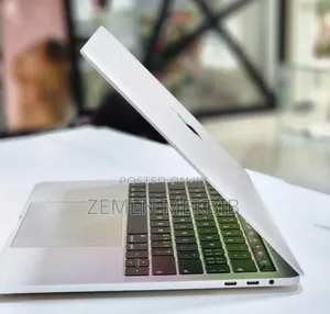 New Laptop Apple MacBook Pro 2018 8GB Intel Core I5 SSD 256GB