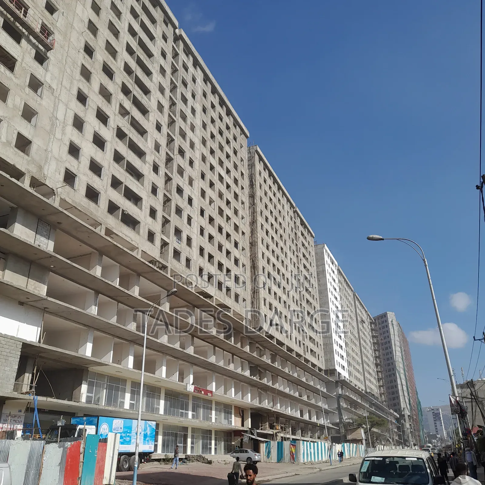 በታላቁ የገበያ ማዕከል ጥቂት ሱቆች ቀርተውናል እርሶም መርጠው ይግዙ።