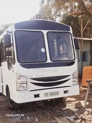 Photo - Isuzu Executive Bus 1989 White