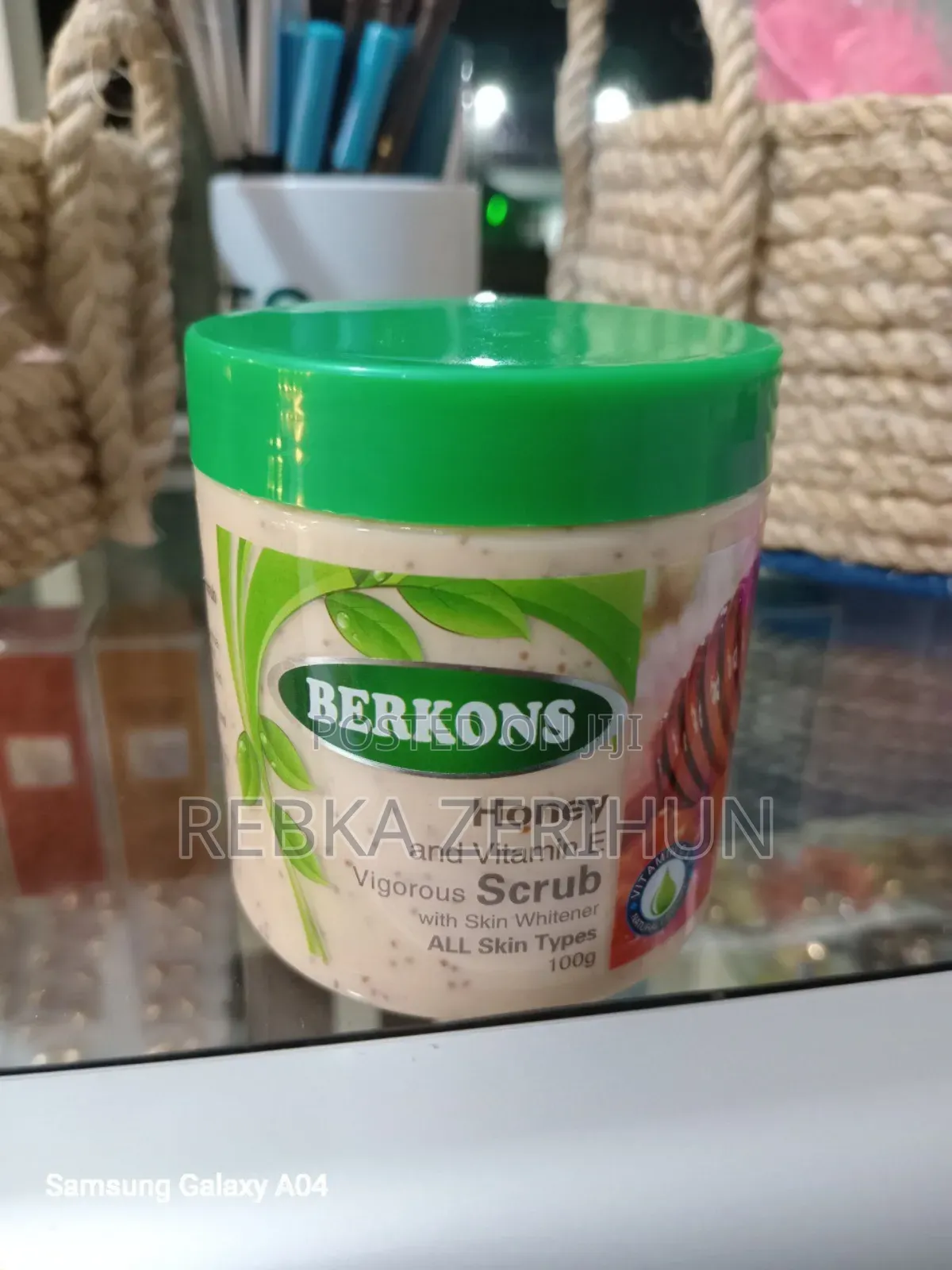 Scrub Honey and Vitamin E