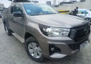 Photo - Toyota Hilux 2020 Brown