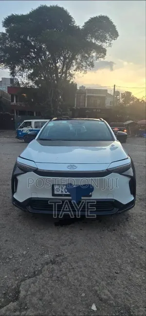 Photo - Toyota bZ4X 2023 Ivory