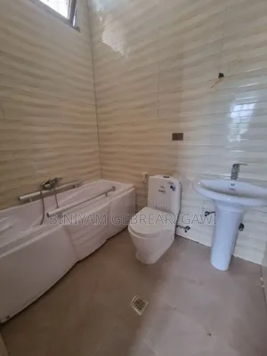 5bdrm Villa in House, Yeka for rent