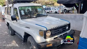 Photo - Toyota Land Cruiser 70 1992 White