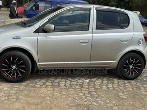 Photo - Toyota Vitz 2004 Gold