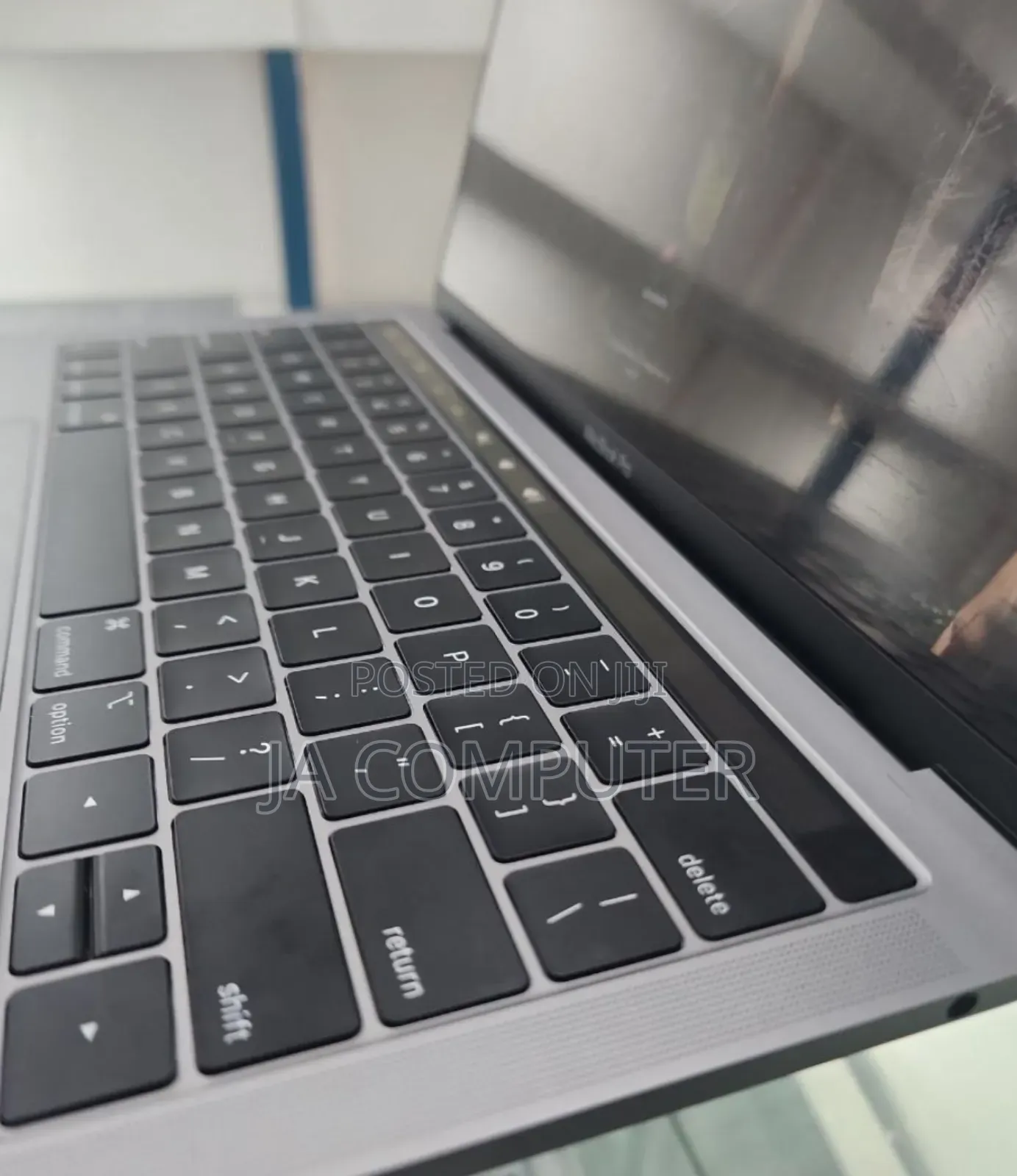 New Laptop Apple MacBook Pro 2019 8GB Intel Core I5 SSD 256GB