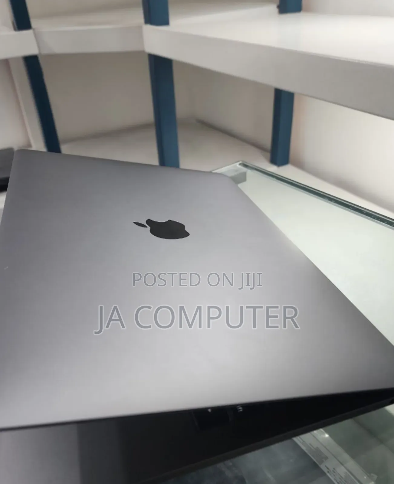 New Laptop Apple MacBook Pro 2019 8GB Intel Core I5 SSD 256GB