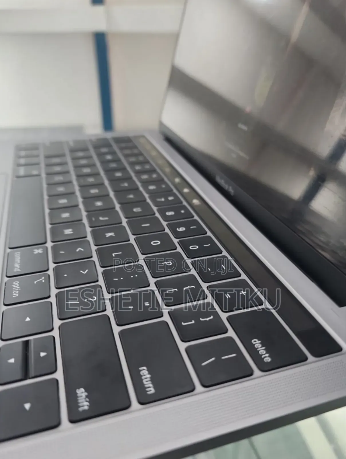 New Laptop Apple MacBook Pro 2019 8GB Intel Core I7 SSD 256GB