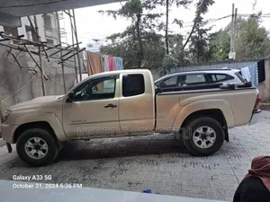 Photo - Toyota Tacoma PreRunner Access Cab I4 2005 Gold