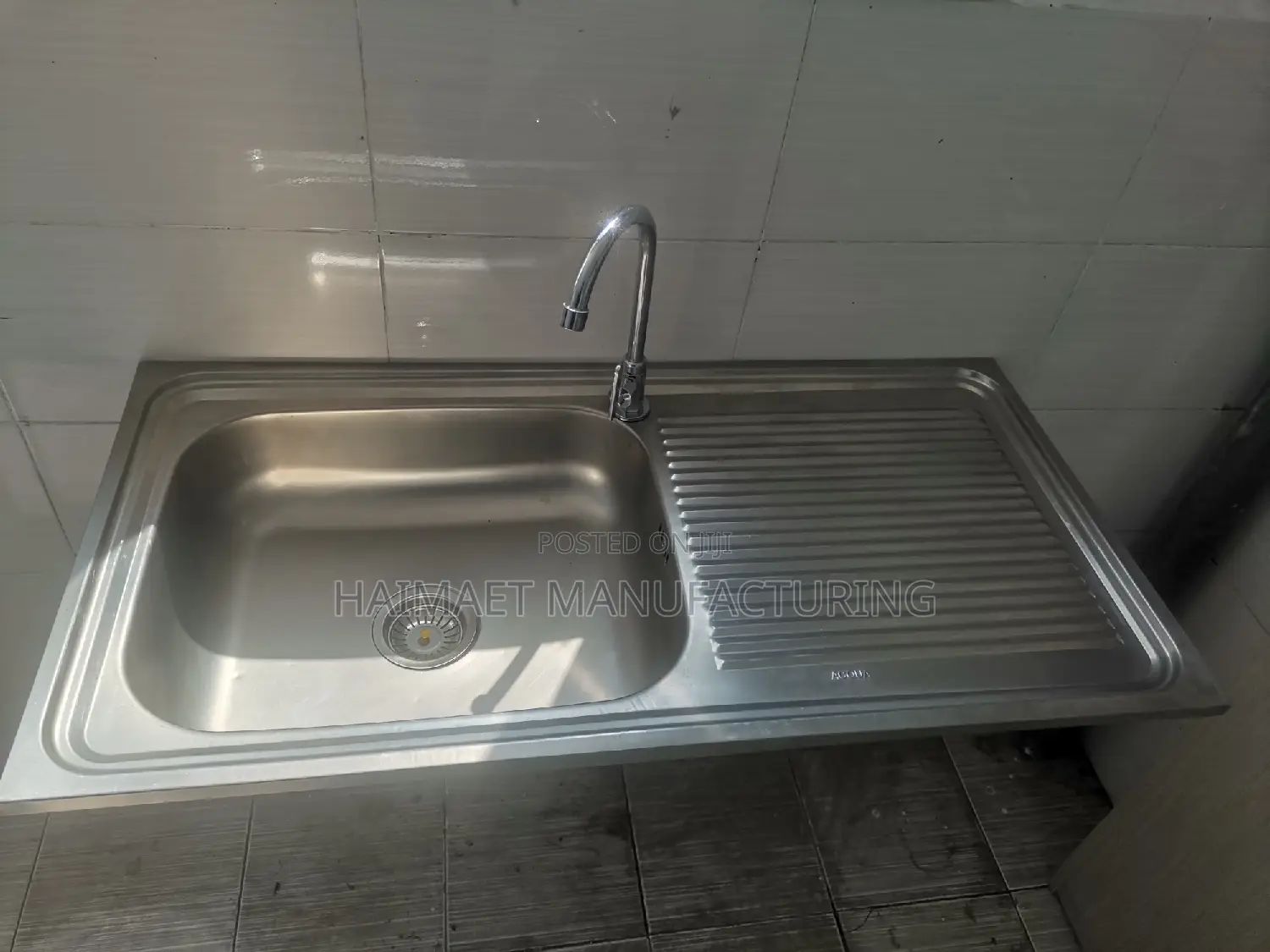 Acqua Kitchen Sink With Accessories and Wall Mounting Frame