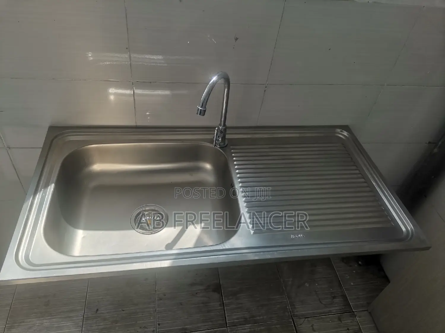 Acqua Kitchen Sink With Accessories and Wall Mounting Frame