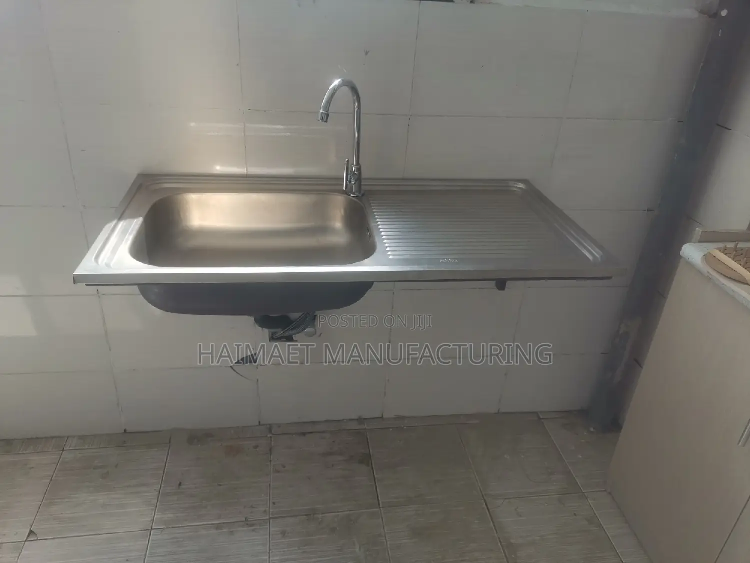 Acqua Kitchen Sink With Accessories and Wall Mounting Frame