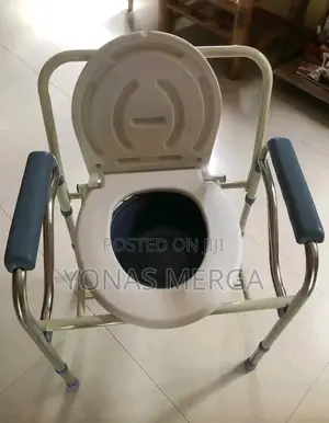 Photo - Pot☆Shower Commode Easily With This Sturdyفፐcommode Chair