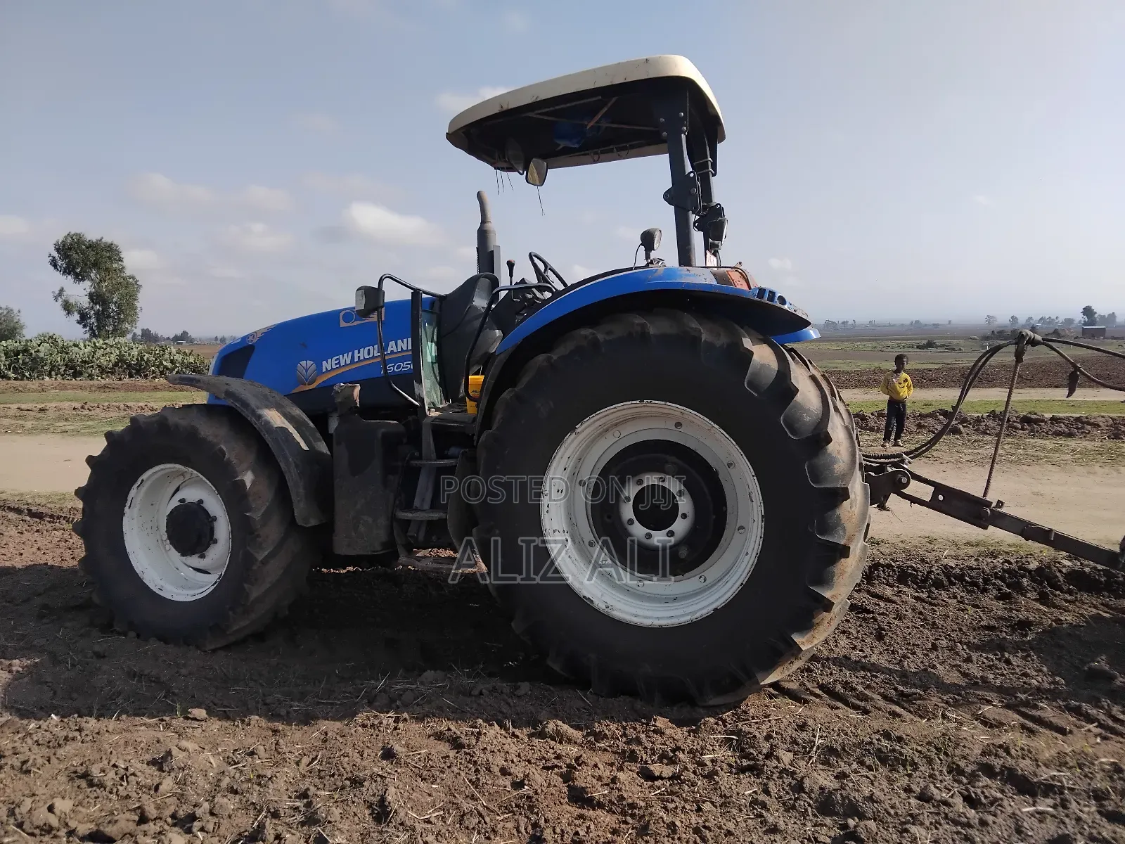 አሪፍ New Holland Tractor ምንም አይነት ችግር የላበትም ማረሻና ማከስከሻ አለዉ