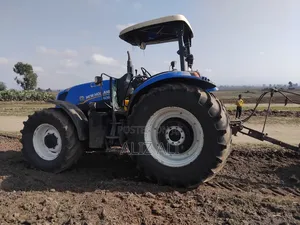 አሪፍ New Holland Tractor ምንም አይነት ችግር የላበትም ማረሻና ማከስከሻ አለዉ