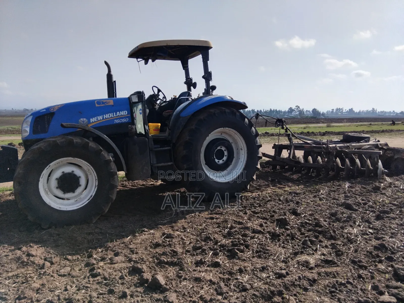 አሪፍ New Holland Tractor ምንም አይነት ችግር የላበትም ማረሻና ማከስከሻ አለዉ