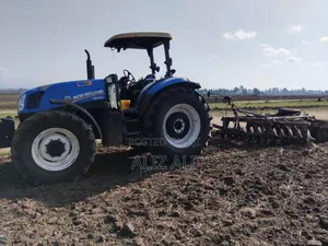 አሪፍ New Holland Tractor ምንም አይነት ችግር የላበትም ማረሻና ማከስከሻ አለዉ