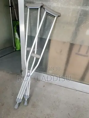 Photo - Crutches前面crutches汉我crutches跟蹤crutches牌坊crutches众我crutches