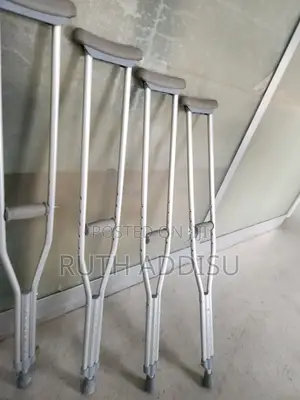 Photo - Crutches前晚crutches四處axillary Crutches姦殺crutches因子crutches