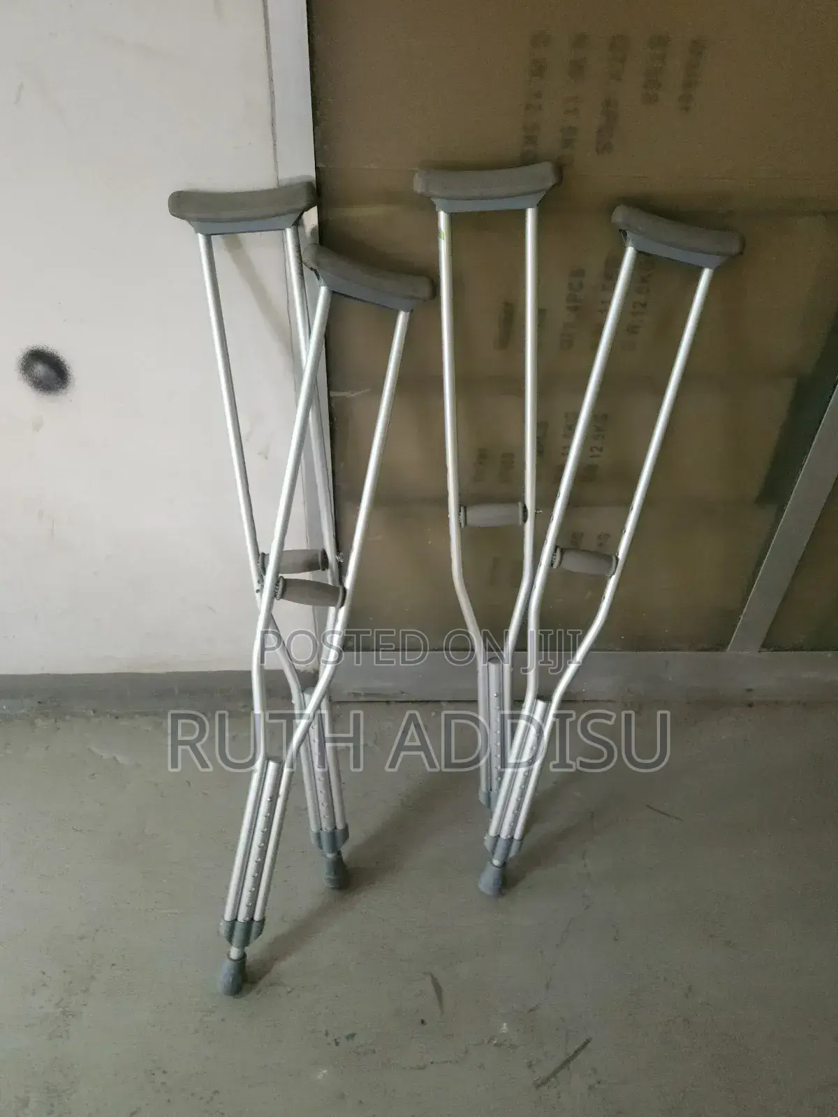 Crutches並無crutches或是crutches夯行axillary Crutches以前crutches