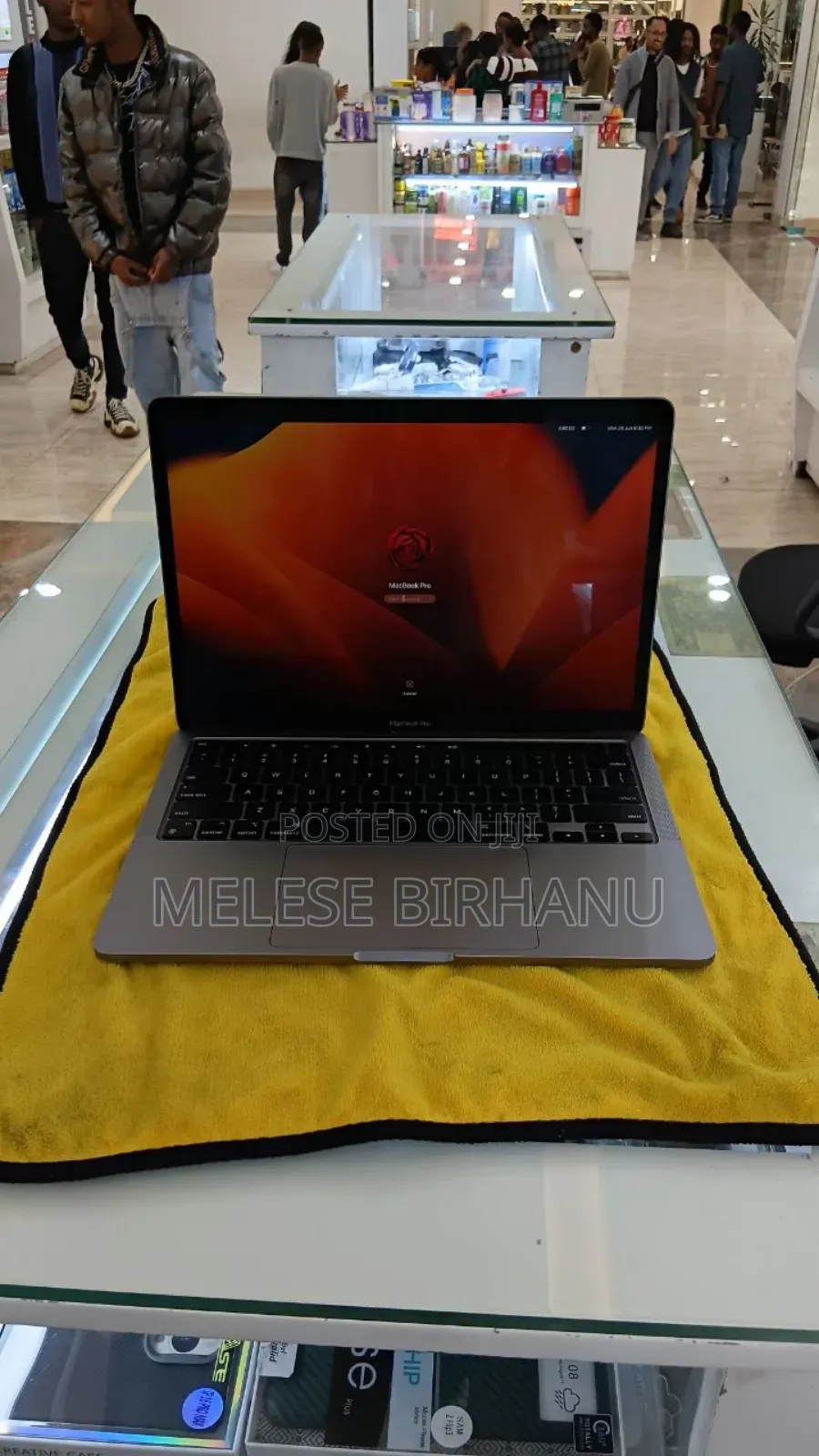 New Laptop Apple MacBook Pro 2020 M1 8GB Apple M1 Pro SSD 256GB