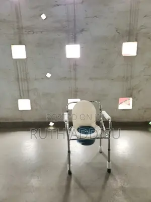 Photo - Commode Chair沒錯toilet Chair四個poty Chair因此commode Chair畾不poty