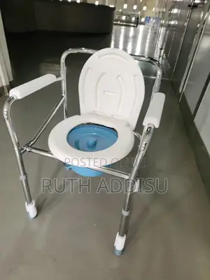 Photo - Commode Chair瓶蓋poty Chair法官toilet Chair為了poty Chair Commode