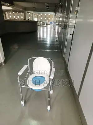 Photo - Commode Chair吧內commode Chair沒人poty Chair滿地toilet Chair New