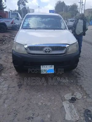 Photo - Toyota Hilux 2010 White