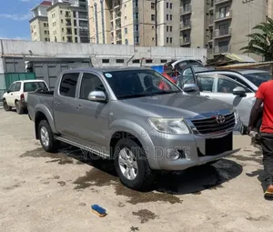 Photo - Toyota Hilux 2015 Silver