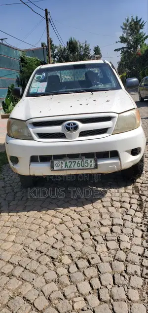 Photo - Toyota Hilux 2006 White