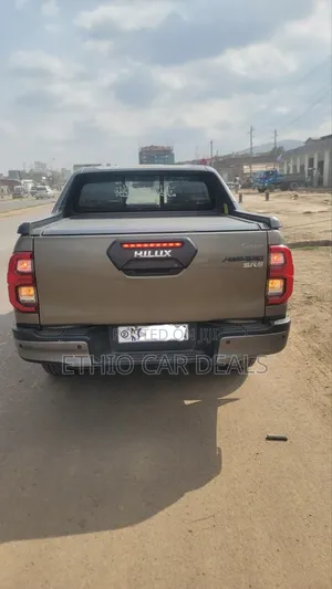 Toyota Hilux 2021 Beige