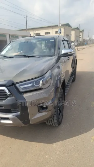 Photo - Toyota Hilux 2021 Beige