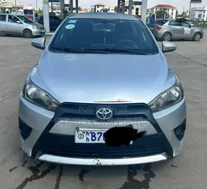 Photo - Toyota Yaris 2015 Silver