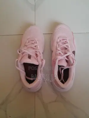 Nike Women's Legend Essential 3 Sneaker