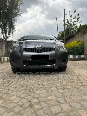 Photo - Toyota Yaris 2011 Gray