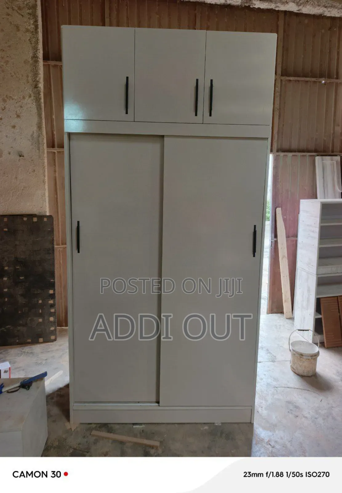 ተንሸራታች በር ያለው አንድ ሜትር ከሃያ