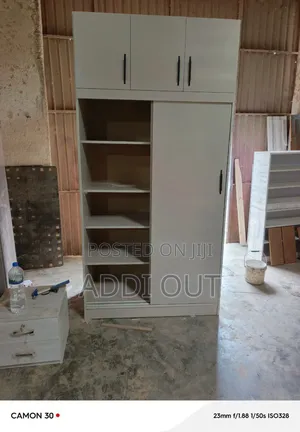 ተንሸራታች በር ያለው አንድ ሜትር ከሃያ