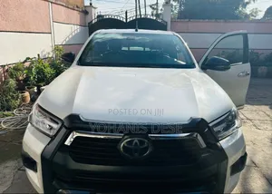 Toyota Hilux 2022 White