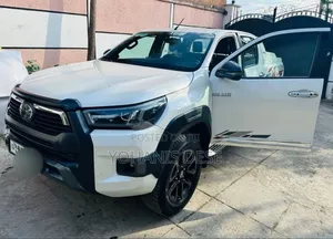 Toyota Hilux 2022 White