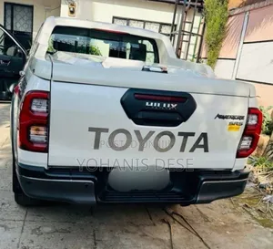 Toyota Hilux 2022 White