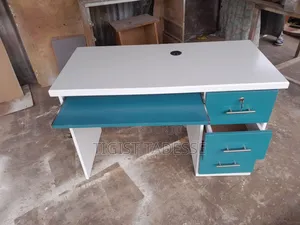 Photo - የማጥኛ ወይም ለቢሮ የሚሆን ጠረጴዛ ኪቦርድ ማስቀመጫ ያለው