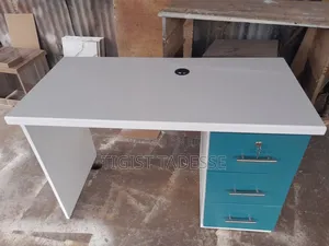 የማጥኛ ወይም ለቢሮ የሚሆን ጠረጴዛ ኪቦርድ ማስቀመጫ ያለው