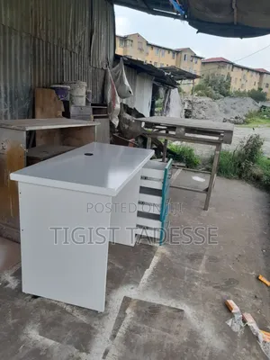 የማጥኛ ወይም ለቢሮ የሚሆን ጠረጴዛ ኪቦርድ ማስቀመጫ ያለው